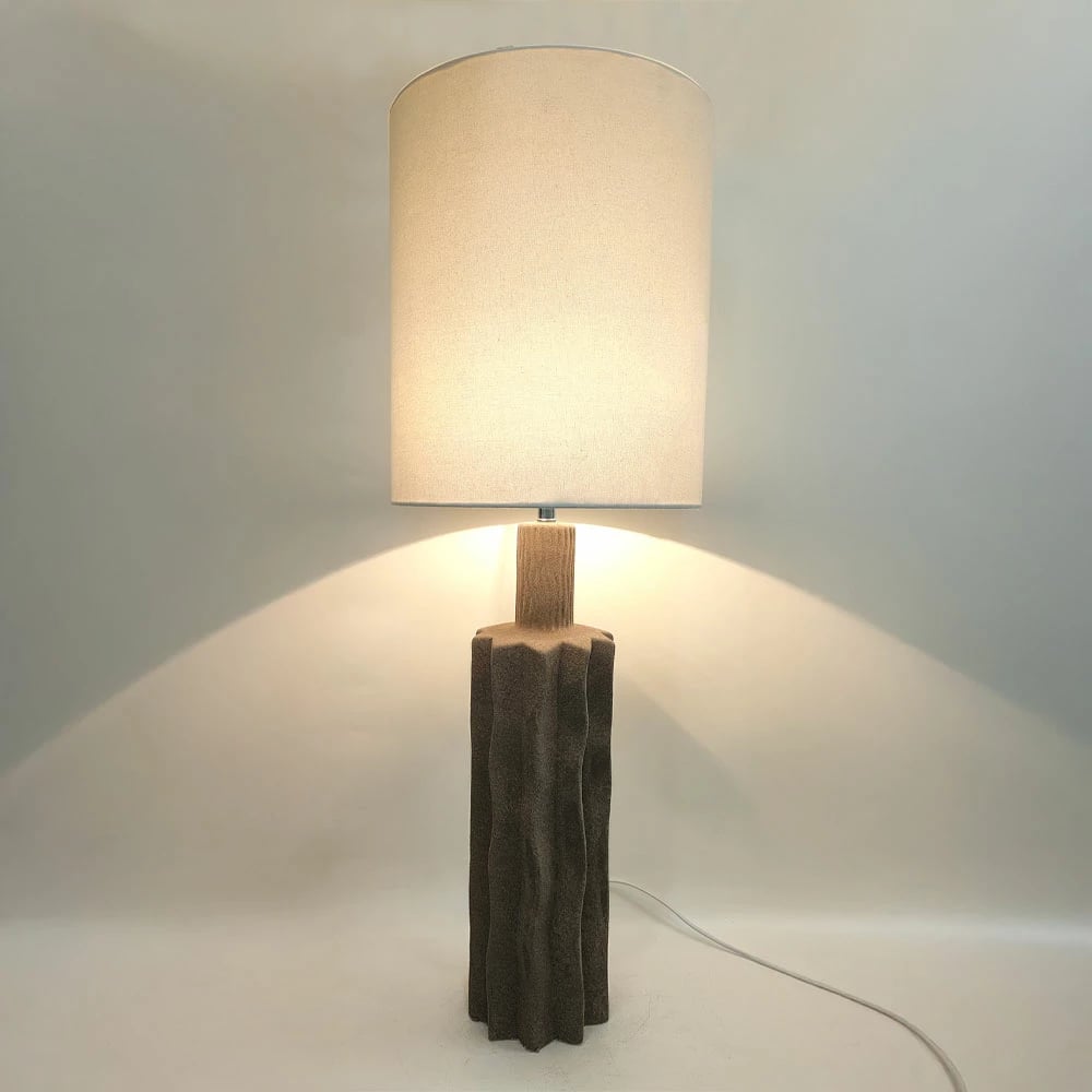 Llambë tavoline EGLI, bazë qeramike gri e errët, abazhur prej liri të bardhë, 34x34x100cm