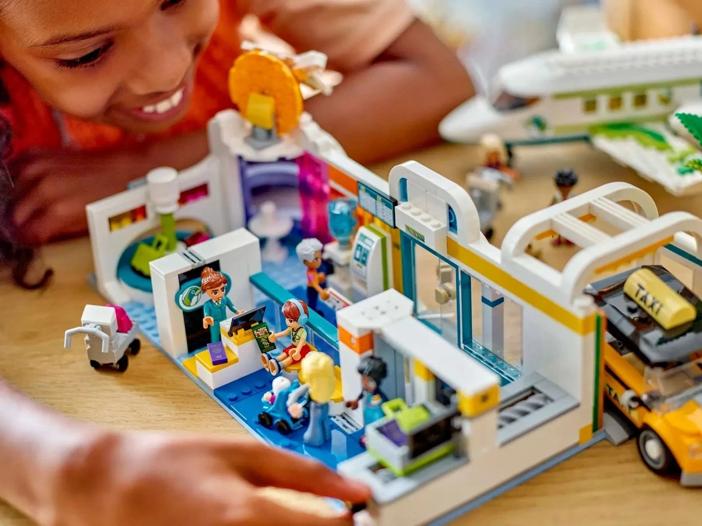 Set LEGO Friends Heartlake City Aeroporti dhe Aeroplani 42656, 8 minifigura