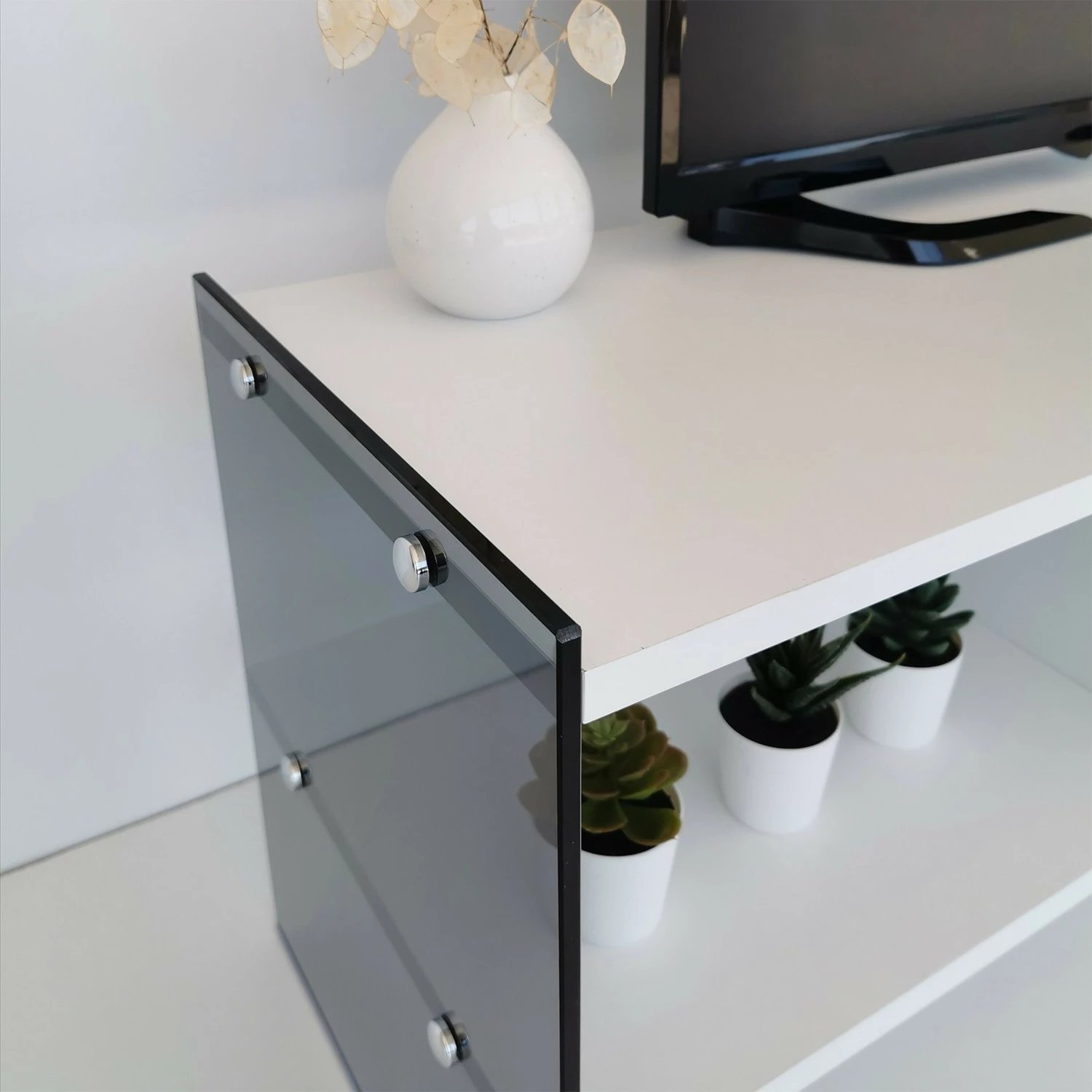 Komodë TV Skye Decor, TV401, e bardhë dhe fume