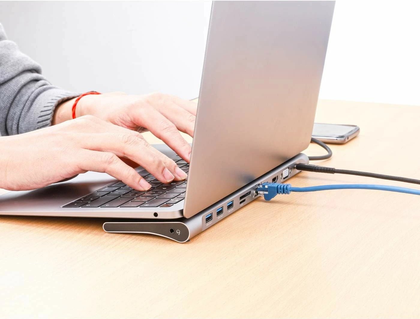 Docking station MANHATTAN USB-C 11in1 MST, për 3 monitorë, argjend Docking station MANHATTAN USB-C 11in1 MST, për 3 monitorë, argjend