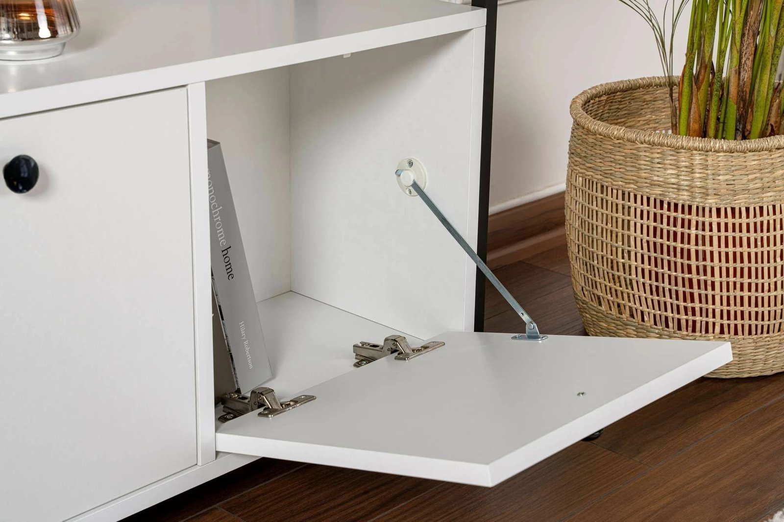 Konsol Nordure, Solace, e bardhë, e zezë