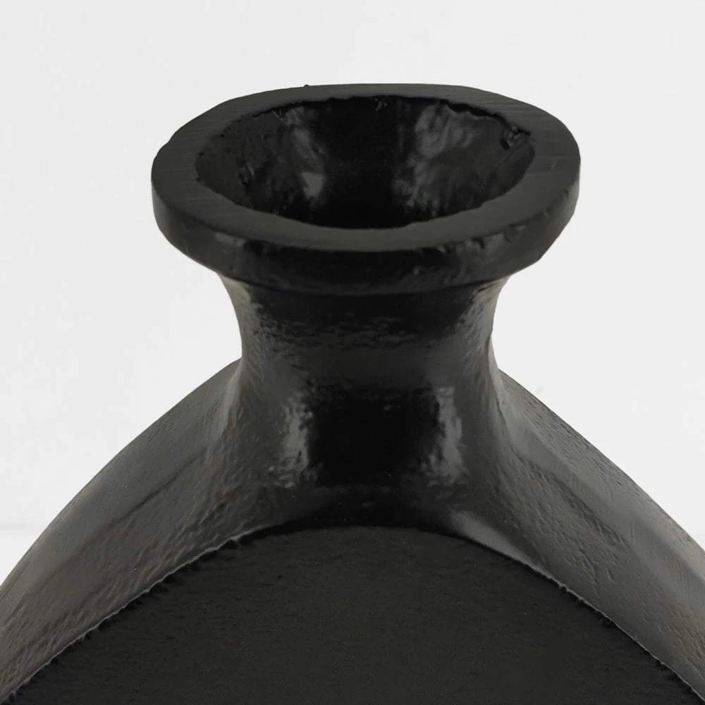 Vazo trekëndëshe abstrakte, alumin, e zezë, 27x5x32cm Vazo trekëndëshe abstrakte, alumin, e zezë, 27x5x32cm