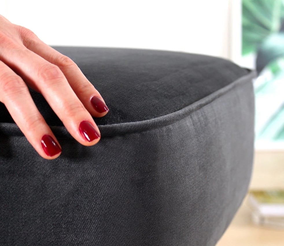 Puf prej kadifeje, ngjyrë gri e errët, këmbë druri, Moouv 7081