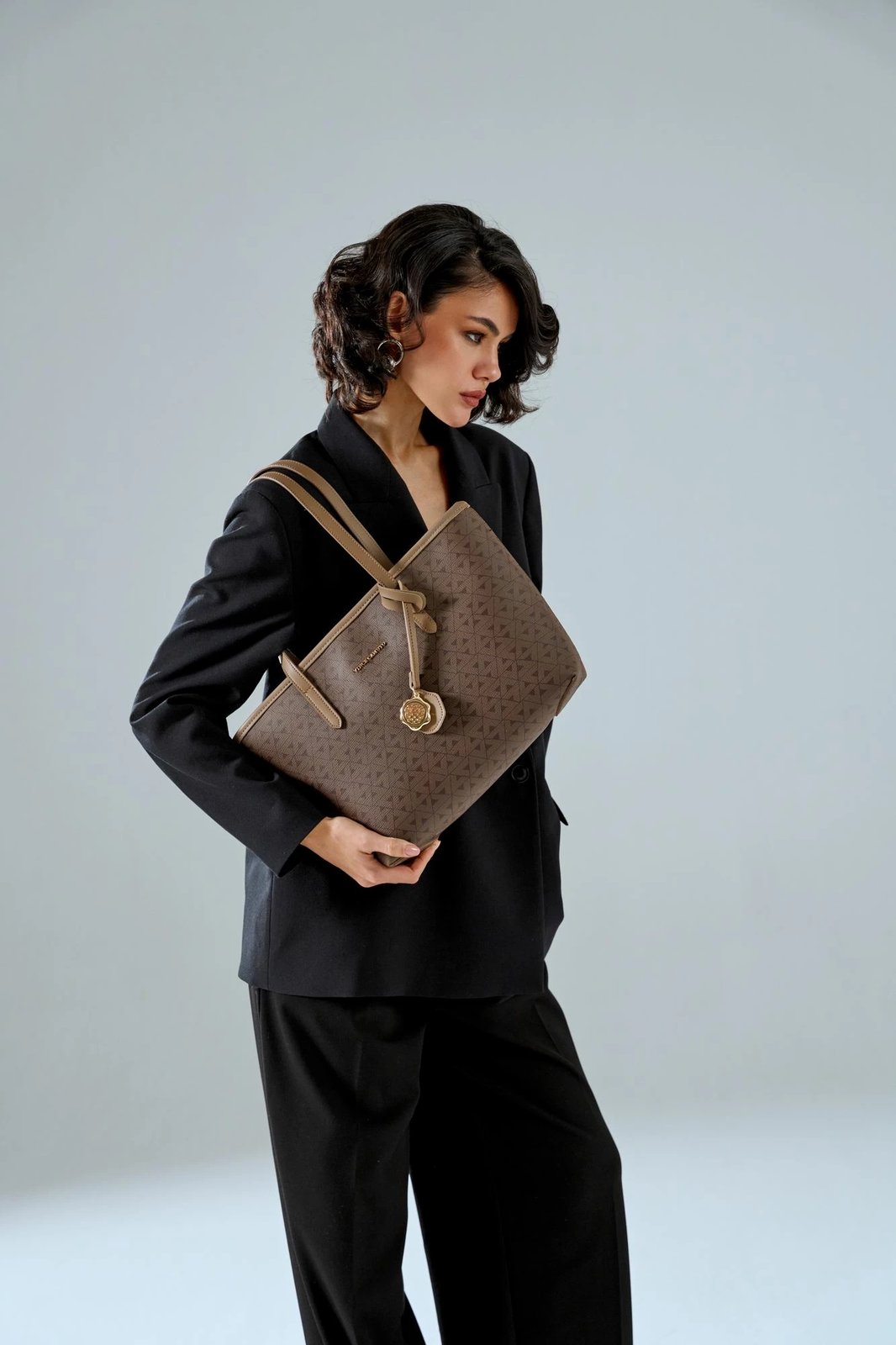 Çantë tote, ngjyrë kafe, Vince Camuto Taormina, monogram