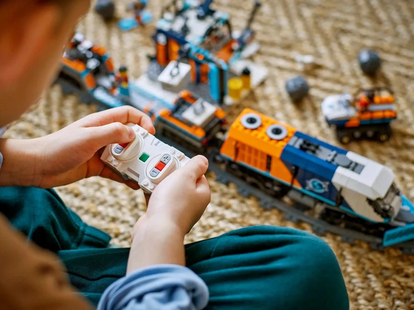 Set lodrash LEGO CITY Explorers Arktik Polar Express Train 60470, 1517 pjesë, me 6 minifigura