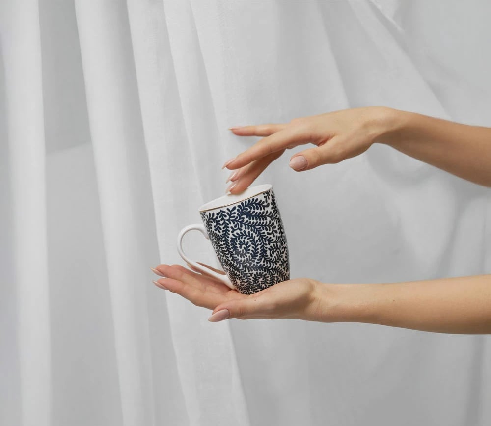 Filxhan Fleur, porcelan New Bone China, i bardhë, detaje blu e ar, 8x8x11cm Filxhan Fleur, porcelan New Bone China, i bardhë, detaje blu e ar, 8x8x11cm