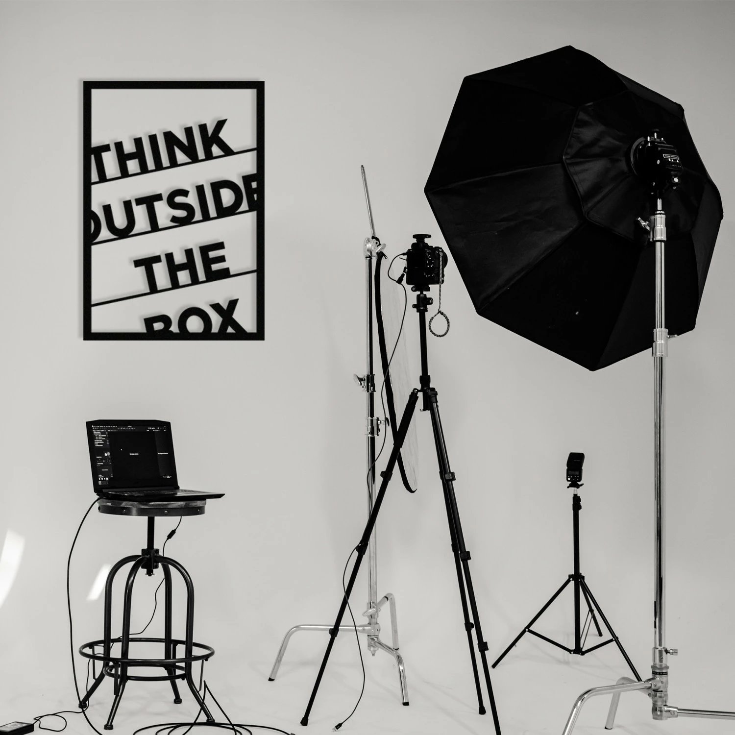 Aksesor dekorativ metalik për mur, Wallity, Think Outside The Box, ngjyrë e zezë, 50x70cm