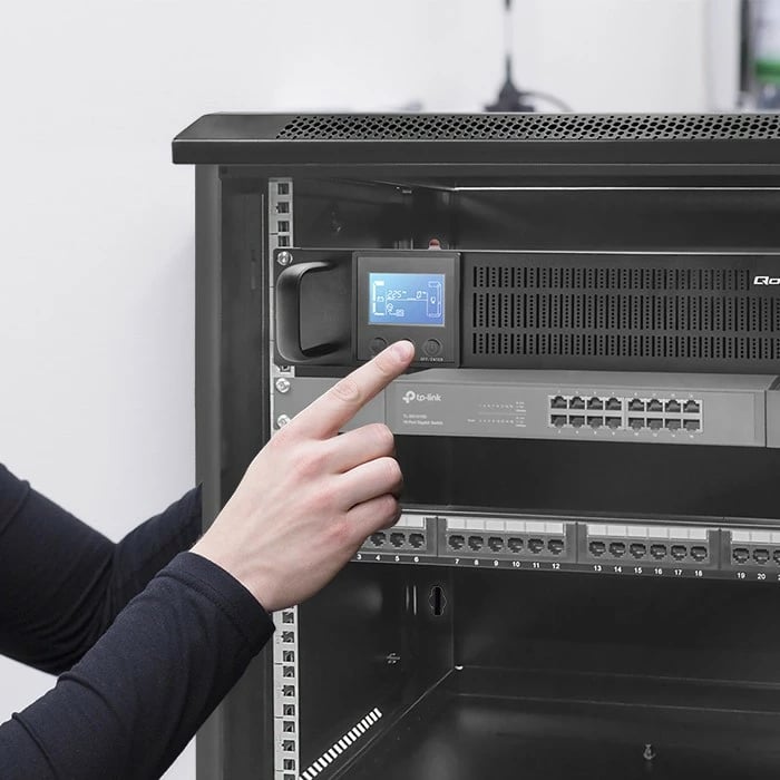 UPS rack Qoltec 53946, 2kVA, 1600W, LCD, i zi