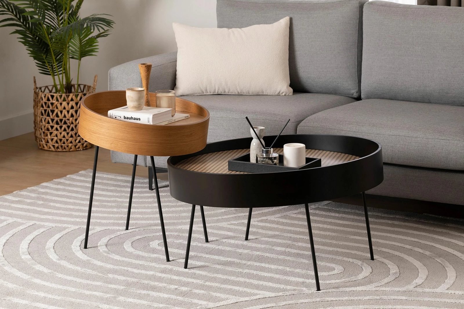 Tavolinë anësore Skye Decor, dru natyral, këmbë metalike