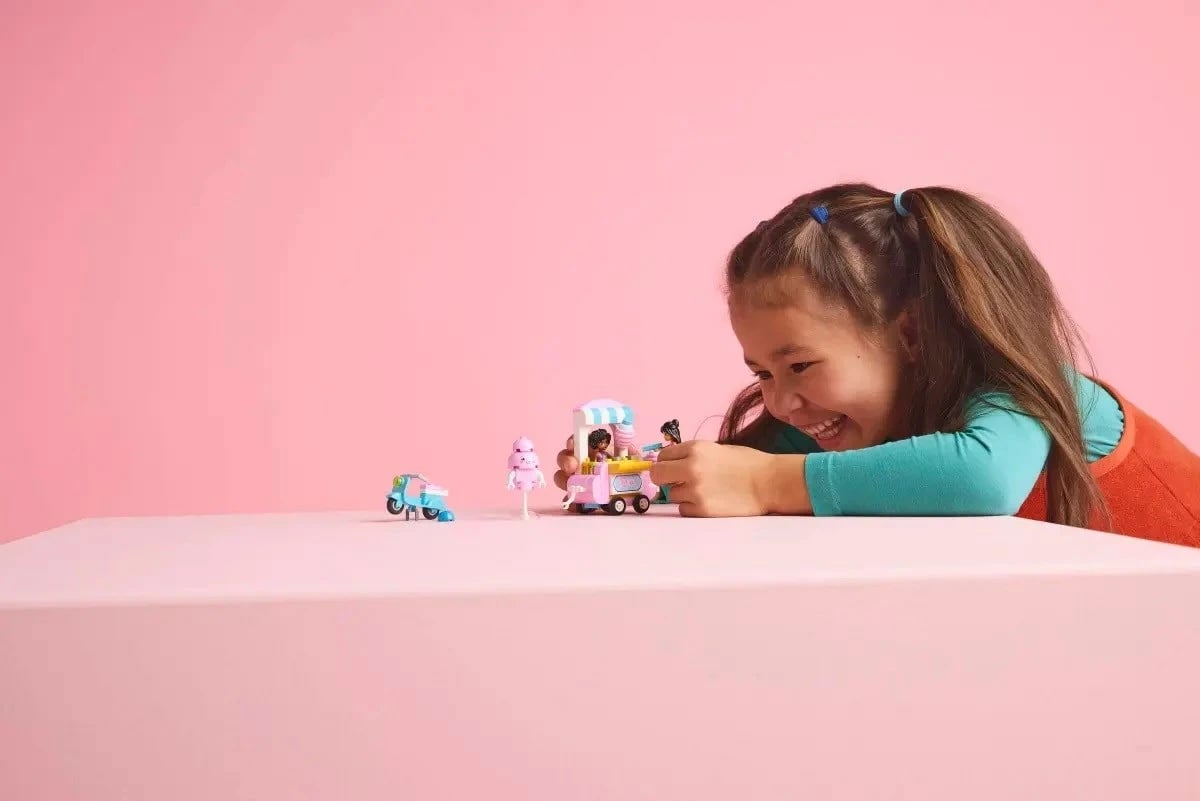 Lodra LEGO Friends 42643, Stenda e Sheqerit të Mbështjellë dhe Skuter, Rozë Lodra LEGO Friends 42643, Stenda e Sheqerit të Mbështjellë dhe Skuter, Rozë