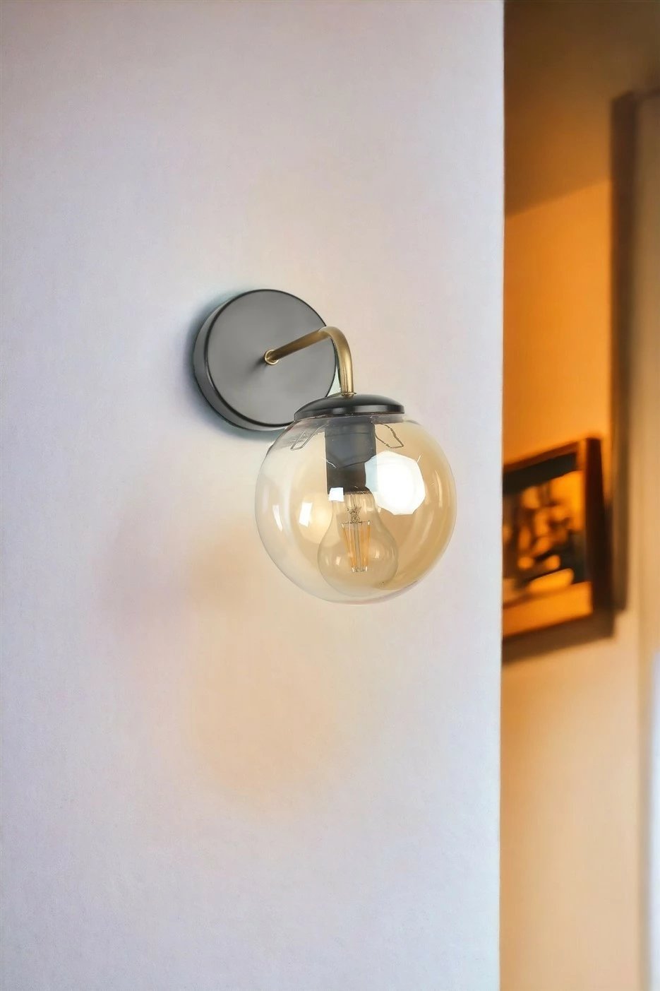 Aplik muri Opviq Pablo, metal i zi, xham amber Aplik muri Opviq Pablo, metal i zi, xham amber