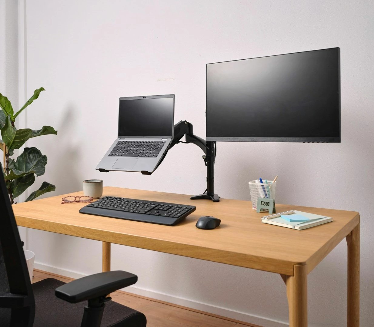 Mbajtës tavoline Trust Mara 81.3 cm (32") i zi