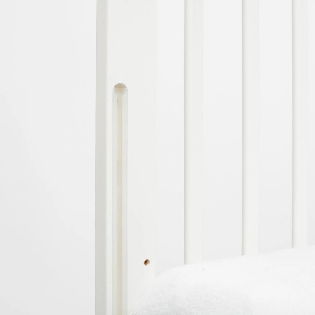 krevat bebe New Baby LILLY 120x60 cm me anësore që ulet me një dorë, 3 nivele të dyshemesë, dru pishe, i bardhë