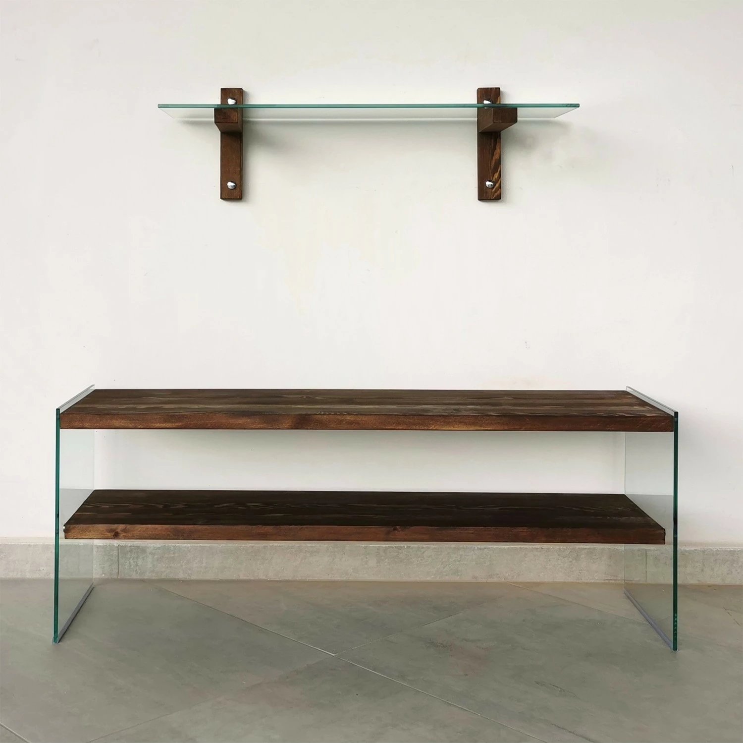 Set komodë TV me raft muri, dru i fortë pishe, xham i temperuar, ngjyrë arre, Hanah Home TV104