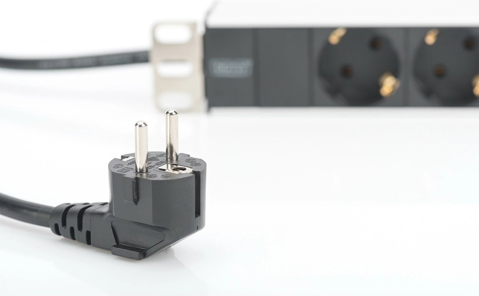 Prizë rack Digitus 8 dalje 19 inç 1HE me kabllo 2m