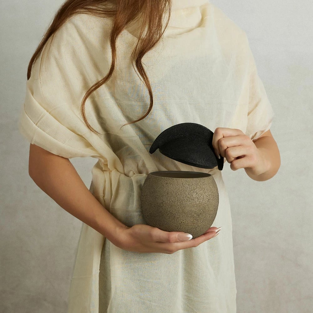 Vazo GRIZIO me kapak, alumini, teksturë balte dhe e zezë, 15x15x19 cm