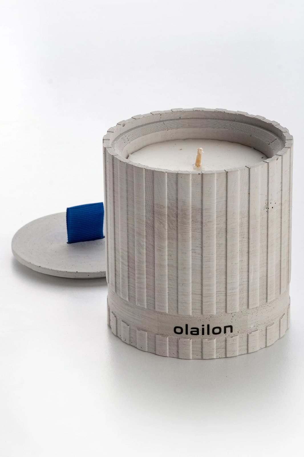 Qiri dekorativ prej betoni, detaj me shirit, ngjyrë gri, aromë amber, 8x8.5cm