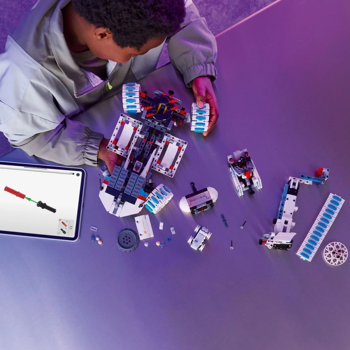Set ndërtimi LEGO Technic 42211 Lunar Outpost Moon Rover, 1082 pjesë