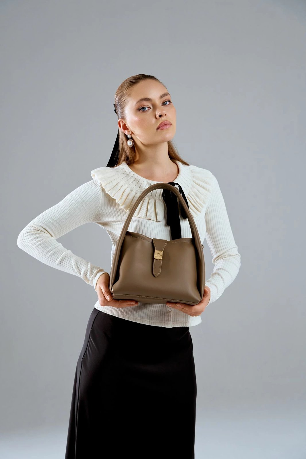 Çantë dore Vince Camuto, ngjyrë mink e errët, Turin