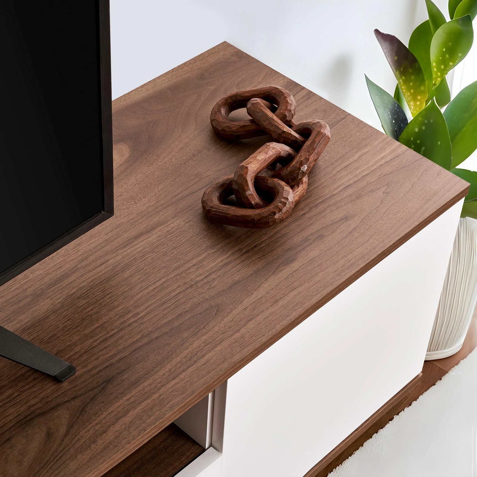 Komodë TV Skye Decor, Veramont, e bardhë dhe arre