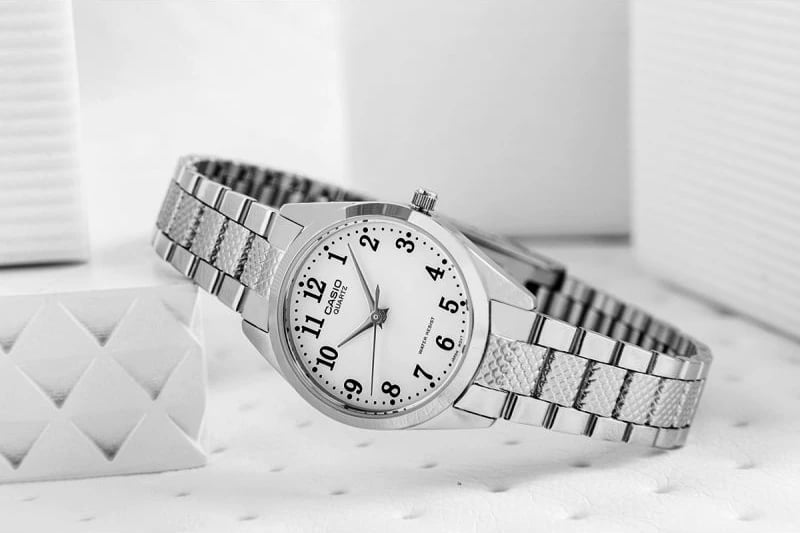 Orë dore për femra CASIO, argjendtë