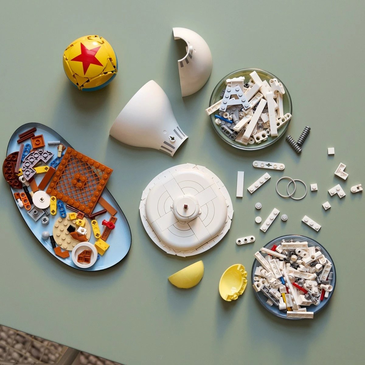 Set ndërtimi LEGO Disney Pixar Luxo Jr. 21357, 613 pjesë, i bardhë