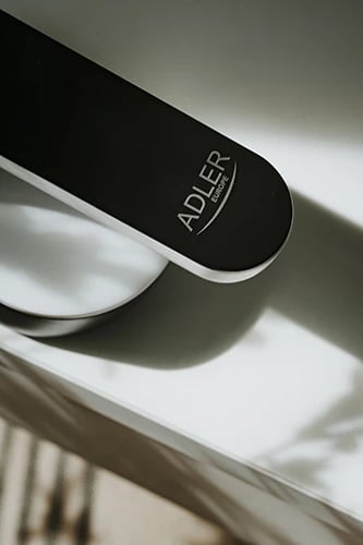 Heqës pushash Adler AD 9618, LCD, 3 shpejtësi, bateri 2000mAh, kokë 6.5 cm, USB-C, bardhë-e zezë