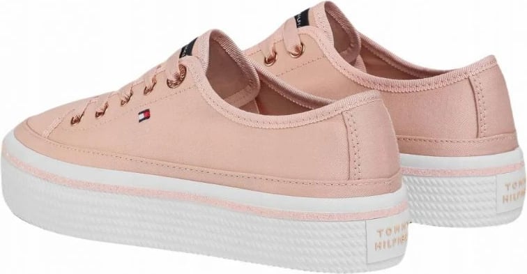 Atlete Tommy Hilfiger për femra, me detaje shkëlqyese