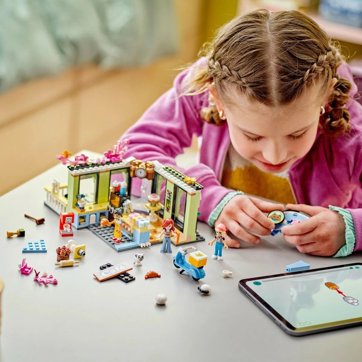 Set LEGO Friends Heartlake Cafe 42618, 426 pjesë, me mini-dollë dhe skuter, plastikë