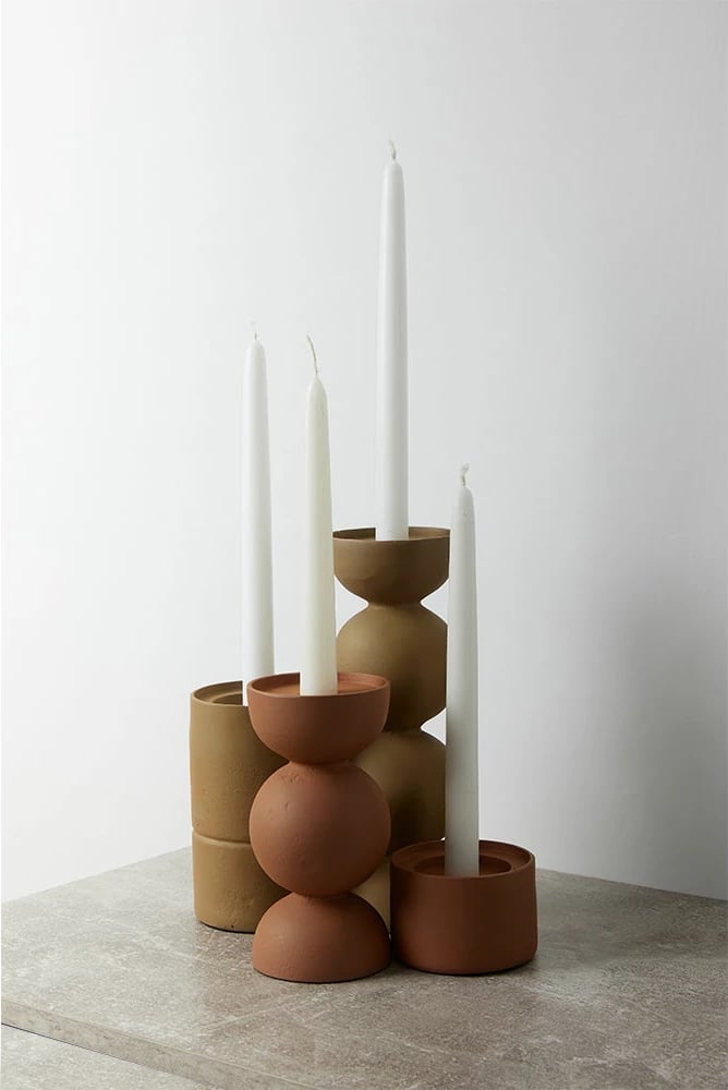 Mbajtëse qirinjsh Formas, alumin, ngjyrë bezhë e ashpër, 8x8x24 cm