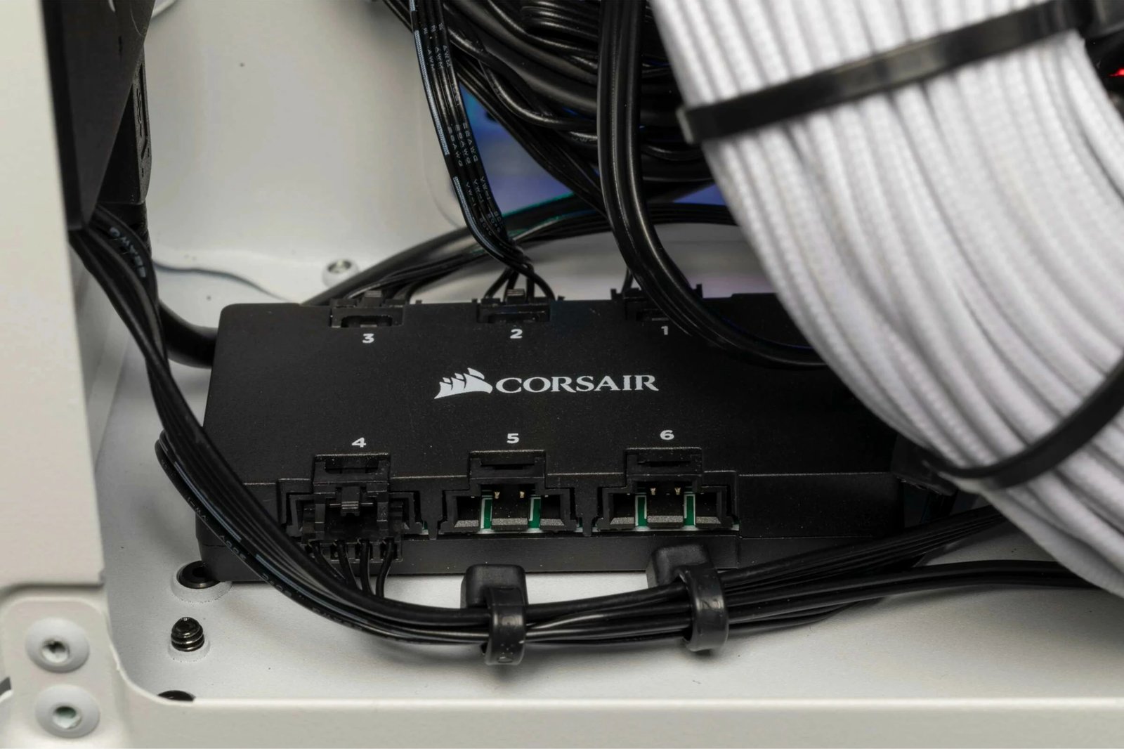 Kasë Corsair Crystal 280X, micro ATX, xham i temperuar, e bardhë Kasë Corsair Crystal 280X, micro ATX, xham i temperuar, e bardhë