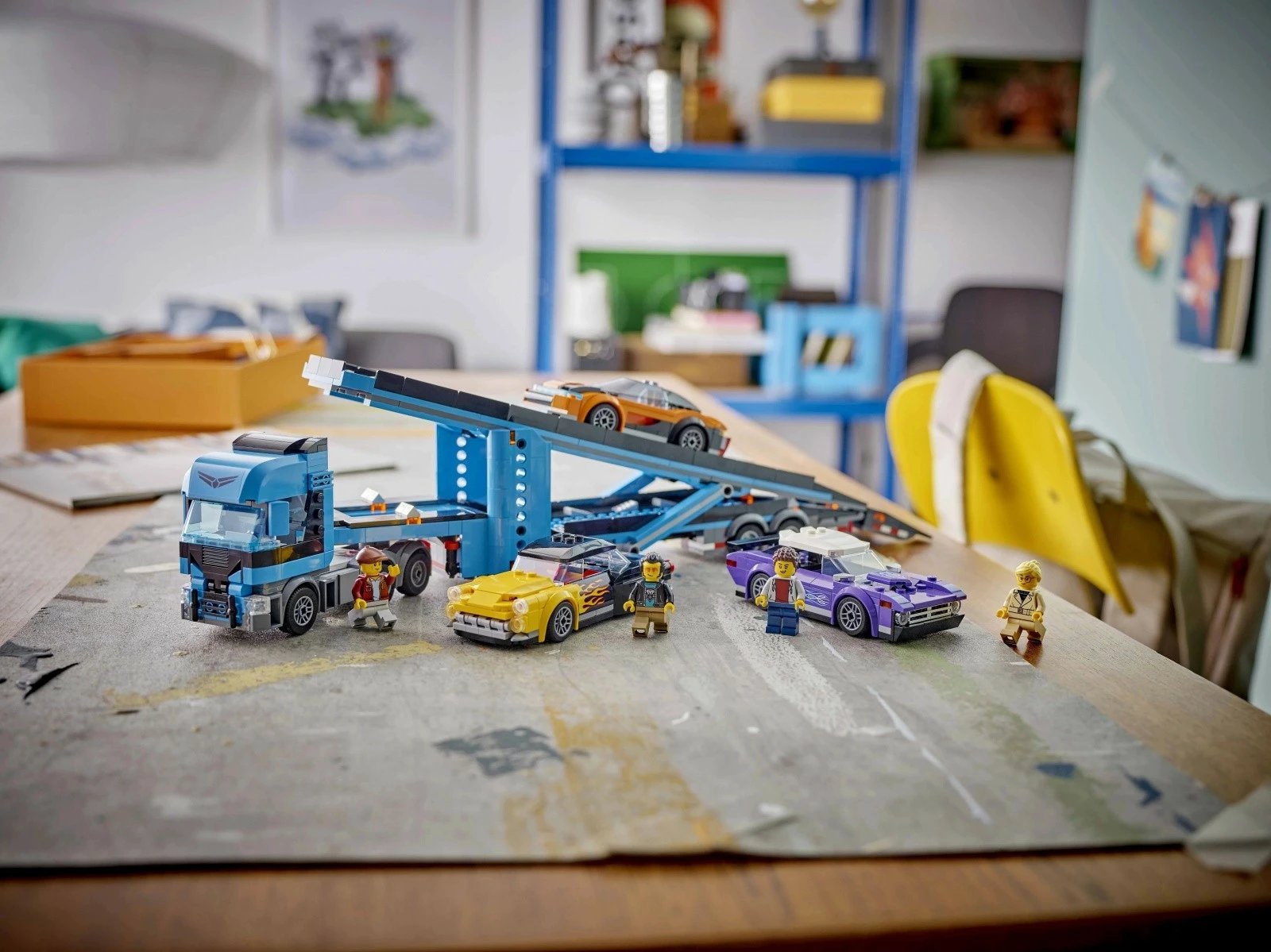 Set lodrash LEGO City 60408, kamion transportues me platformë dhe 3 makina sportive, 998 pjesë
