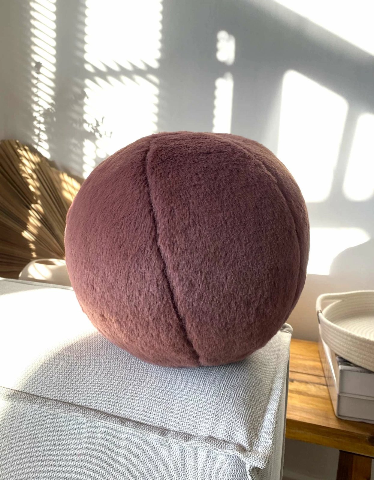 Jastëk dekorativ sferik, ngjyrë Redbud, Evila Originals