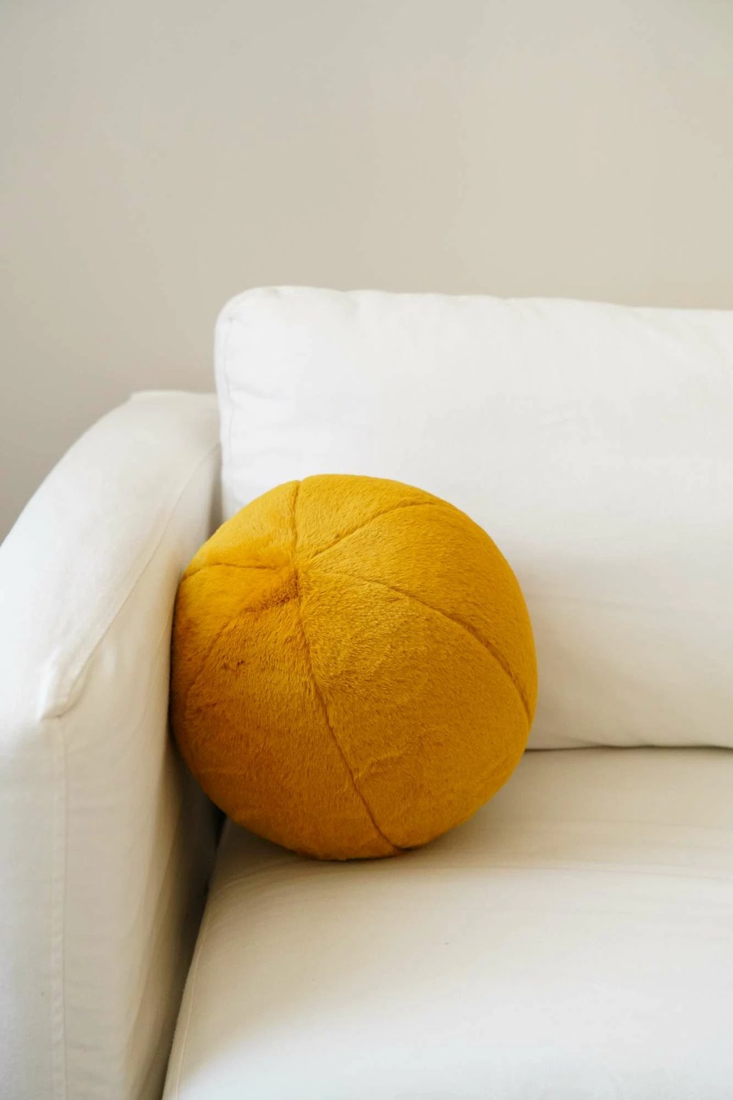 Jastëk pelushi, ngjyrë mustard, Evila Originals, 25x25x25cm