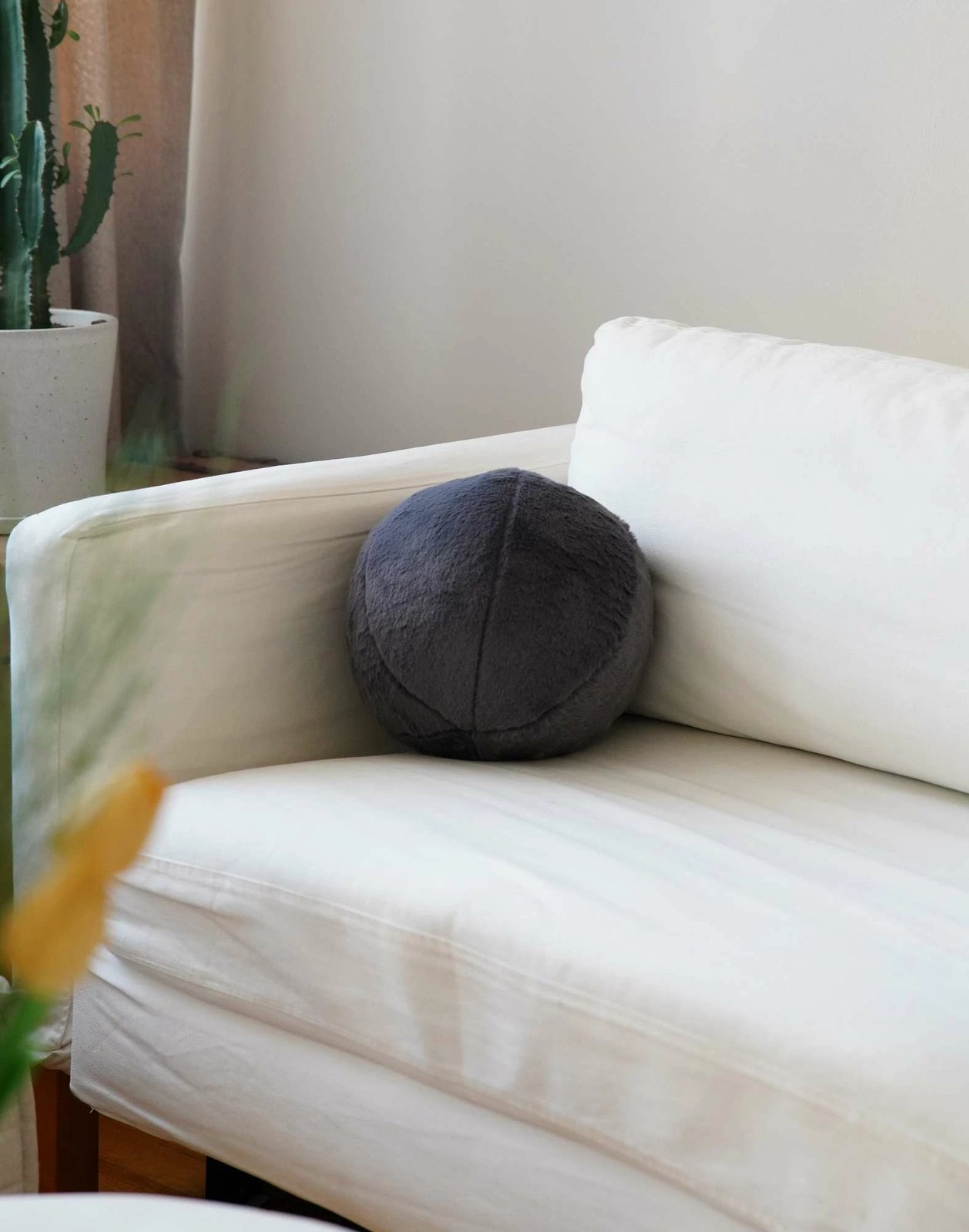 Jastëk i rrumbullakët, pelush, ngjyrë antracit, Evila Originals, 25x25x25cm