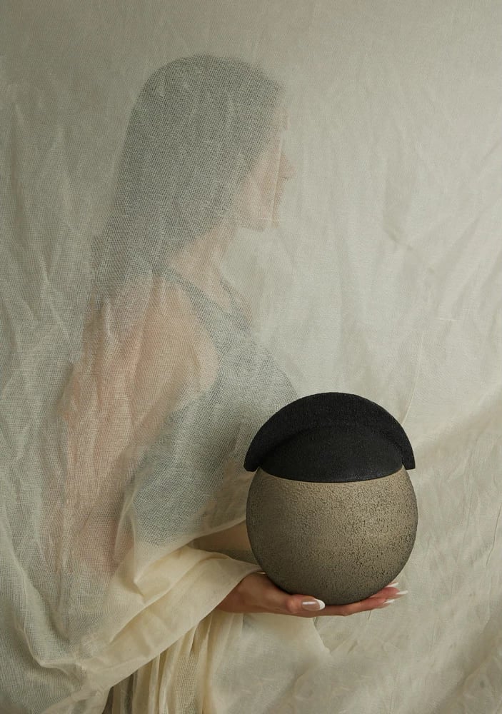 Vazo dekorative me kapak, teksturë balte dhe e zezë, alumin, 20x20x24cm