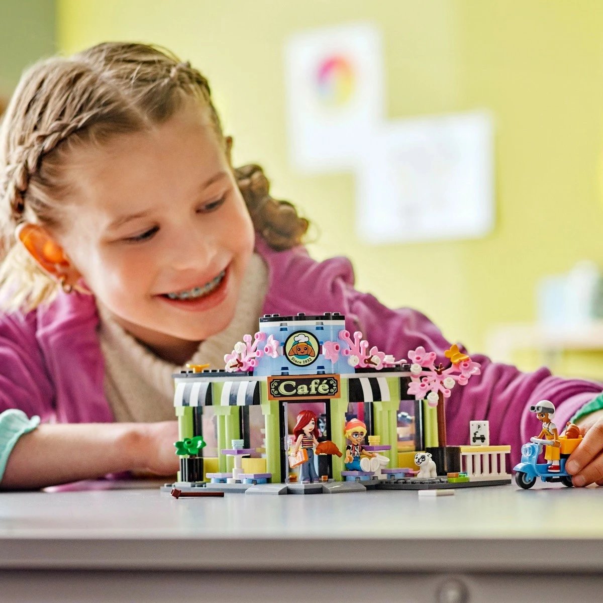 Set LEGO Friends Heartlake Cafe 42618, 426 pjesë, me mini-dollë dhe skuter, plastikë