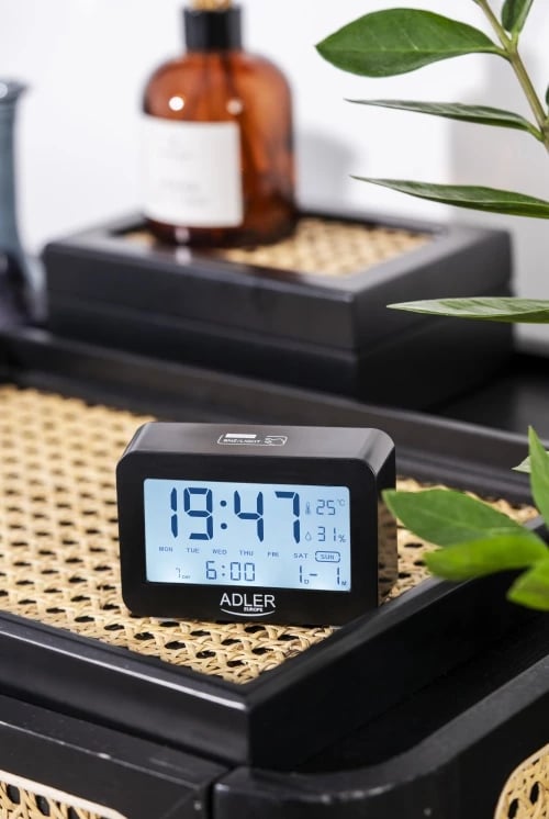 Orë alarmi, Adler AD 1196, 3 alarme, ekran me ndriçim, ora/data/temperatura/lagështia, me bateri 2xAAA, e zezë