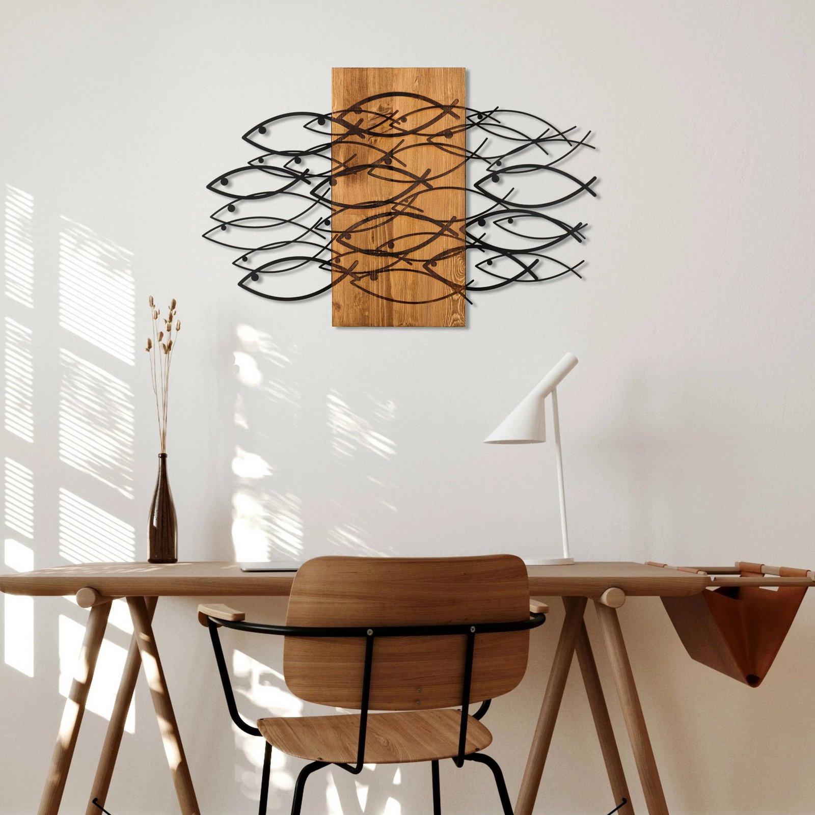 Aksesor dekorativ muri prej druri dhe metali, peshq, ngjyrë e zezë dhe arre, 87x58cm