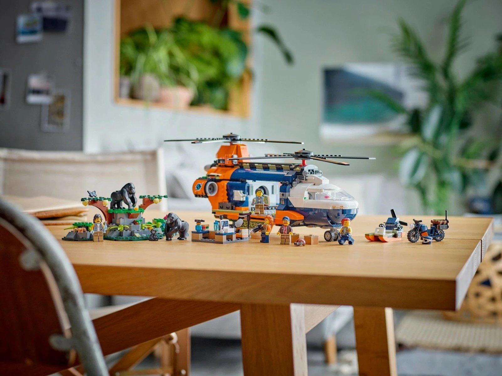 Set LEGO City Jungle Researcher Helicopter Base 60437, 881 pjesë, për fëmijë 8+, me helikopter, motor, hovercraft, 5 minifigura dhe 3 gorilla