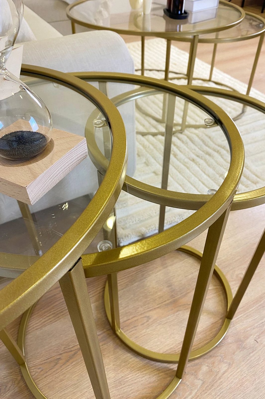 Set tavolinash të vogla, 3 copë, Hanah Home Alya, ngjyrë ari, xham transparent