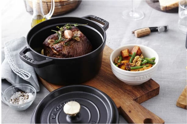 Cocotte e thellë STAUB, 24 cm, e rrumbullakët, e zezë, prej gize