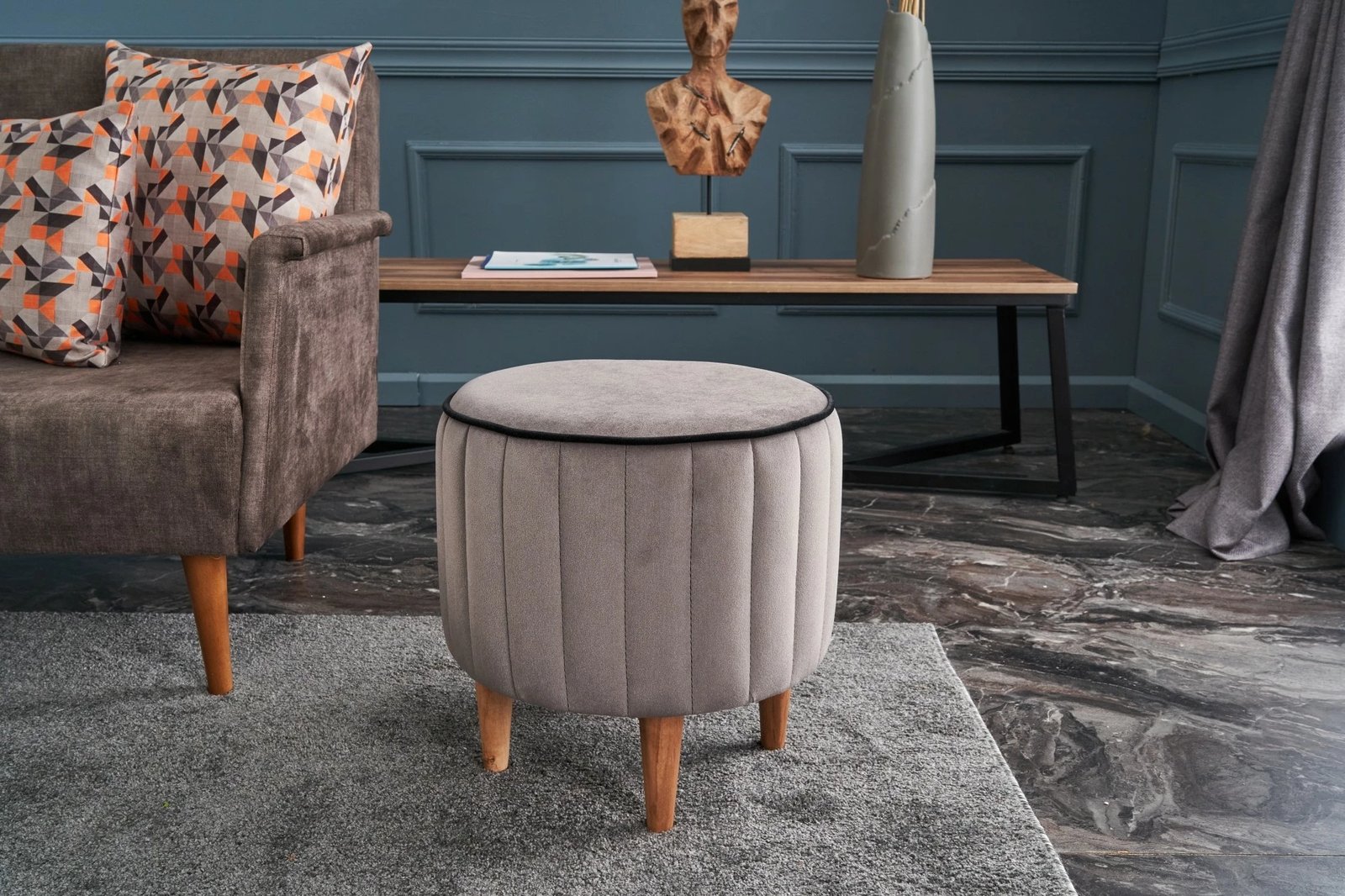 Puf Lindy, kadife gri, Atelier del Sofa