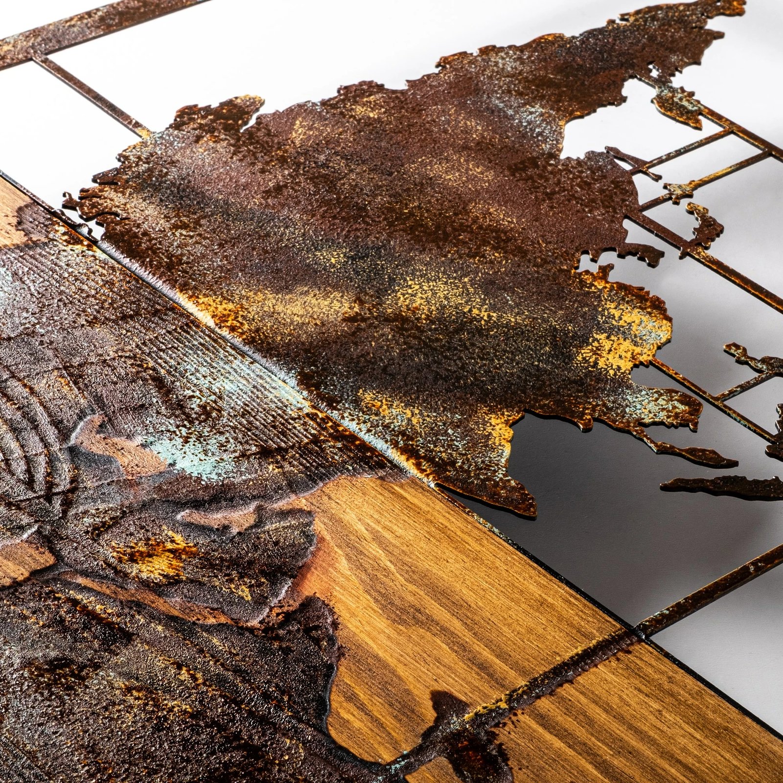 Aksesor dekorativ muri prej druri, hartë bote me busull, ngjyrë arre, 58x85cm