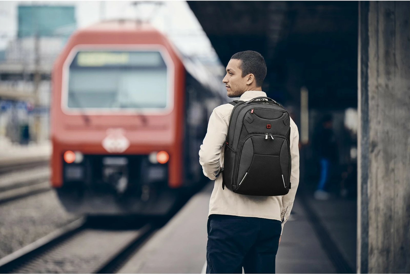 Çantë shpine Wenger Cosmic 17 inç me xhep për tablet, e zezë