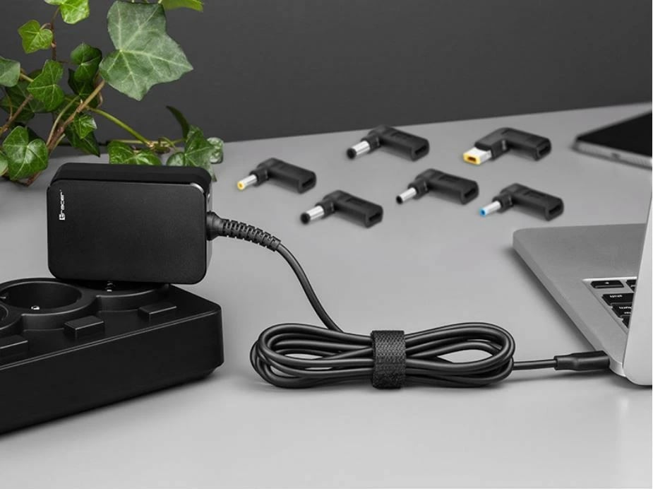 Furnizues energjie universal Tracer Prime 65W 7-in-1 me USB-C dhe 6 konektorë, i zi