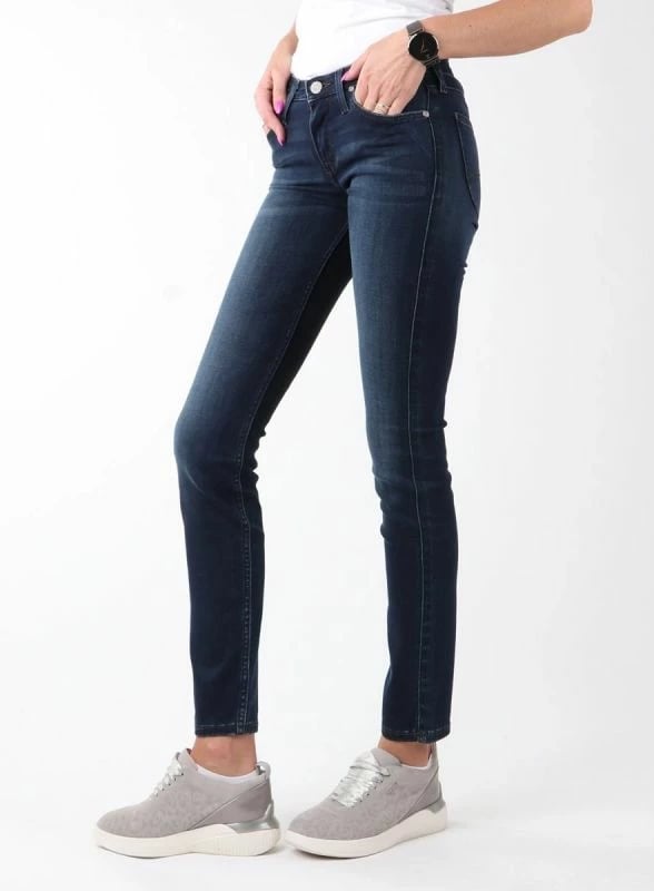 Xhinse Lee për femra, Pitch Royal