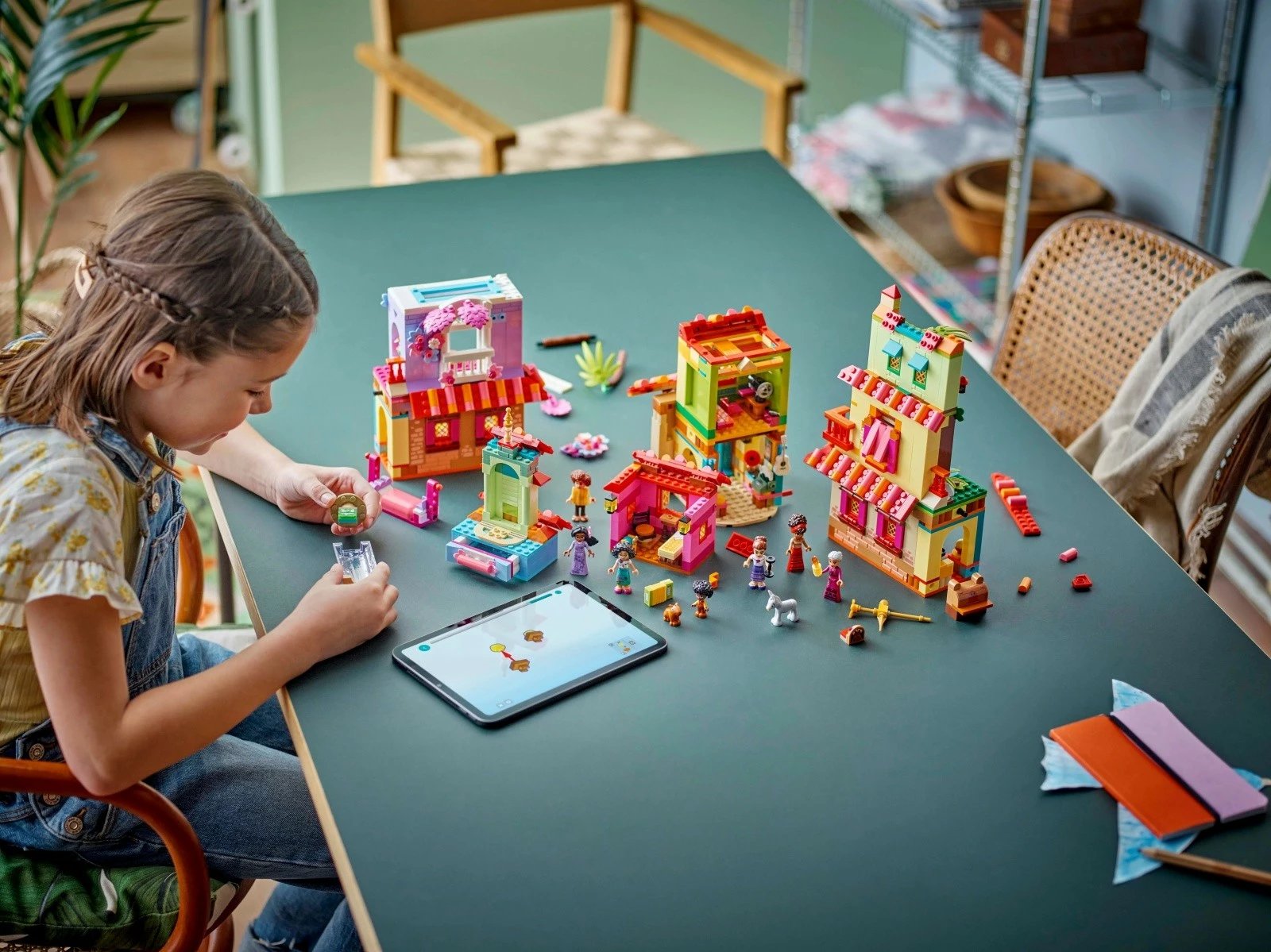 Set LEGO Disney Magical House of the Madrigals 43245, 1560 pjesë, shumëngjyrësh