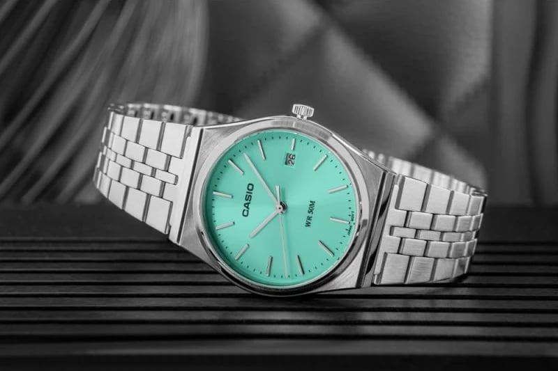 Orë dore për meshkuj CASIO, e argjendtë me fushë të gjelbër