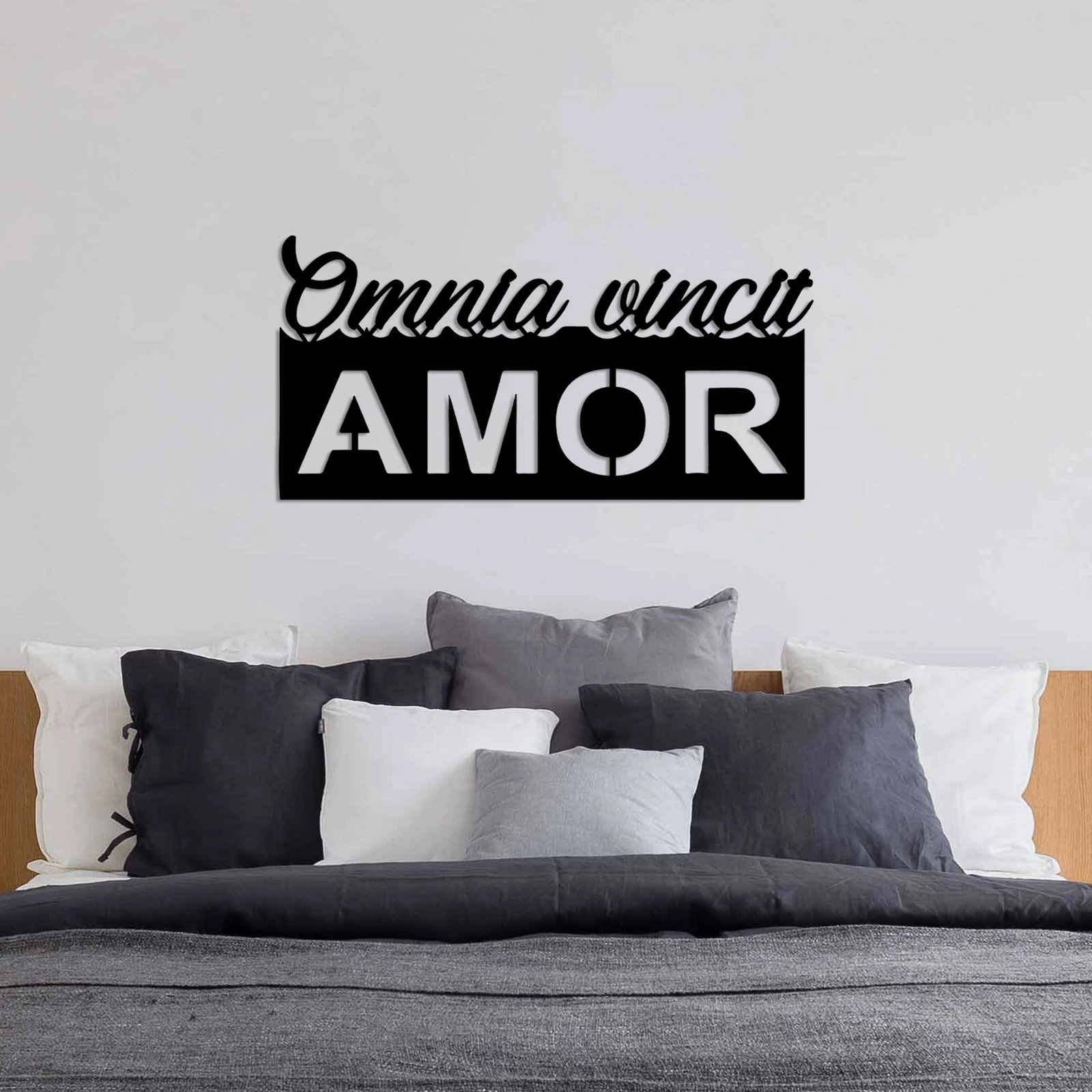 Aksesor dekorativ metalik për mur, Omnia Vincit Amor, 60x30cm